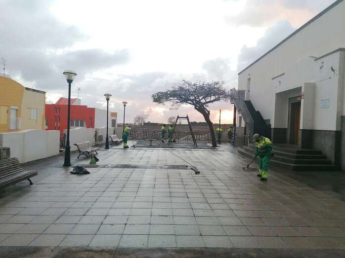 También colaboraron un equipo de recogida de trastos y otro de limpieza de contenedores / TA